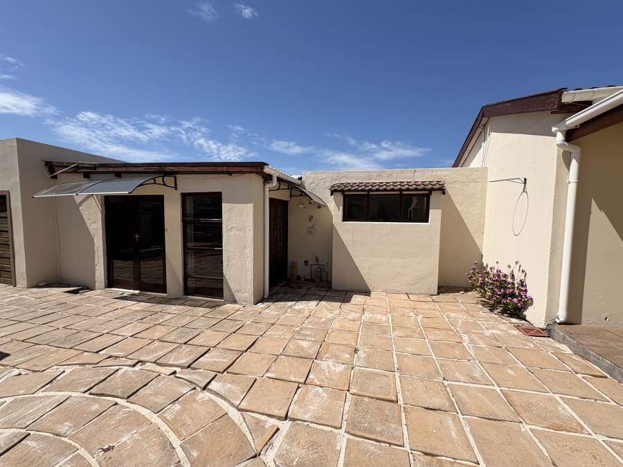 To Let 4 Bedroom Property for Rent in Kirstenhof Western Cape